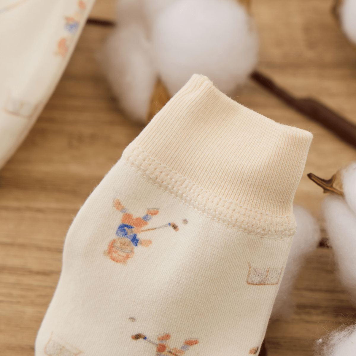 Blara Organic Mitten - Hockey Print - Princess and the Pea Boutique