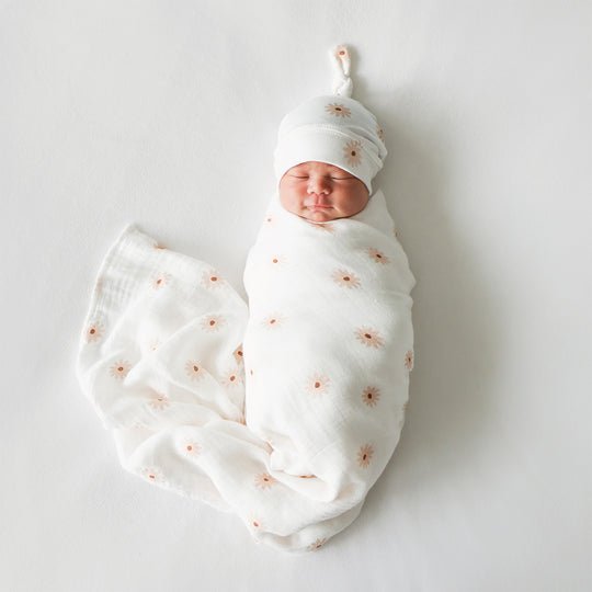 Lulujo Hello World Hat & Swaddle Sets - Daisy - Princess and the Pea